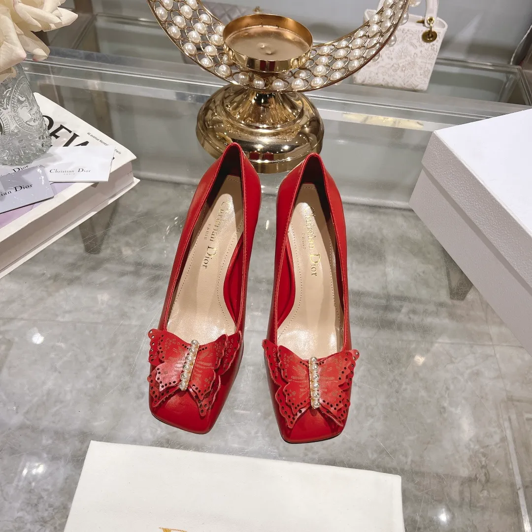 👟👟Ex-factory price 560👟👟 2024 early spring new style ◼️Dior ◼️Dior spring and summer latest fashion show haute couture series sandals Bow Mary Jane ——— Ldylle retro Roman style doll women's sandals CD pearl five metal buckle bow low-heeled women's single shoes Original development top high-end version Material: imported cow patent leather upper + water-dyed sheepskin lining + original molded pearl buckle + Italian genuine leather outsole Size: 34-40 (34.40. Customization is non-refundable and non-exchangeable) Heel height: 4.5cm 8.5cm